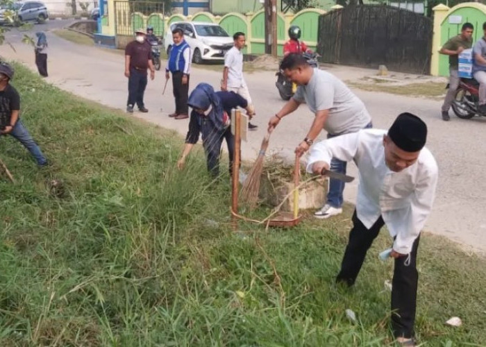 Disdik Provinsi Jambi Gotong Royong Bersihkan Arena STQ Nasional 2023 