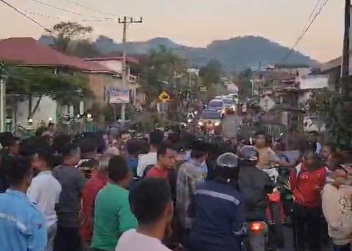 BREAKING NEWS :  Giliran Warga Tamiai Blokir Jalan Kerinci-Bangko, Minta Pelaku PETI Jangan di Lepas 