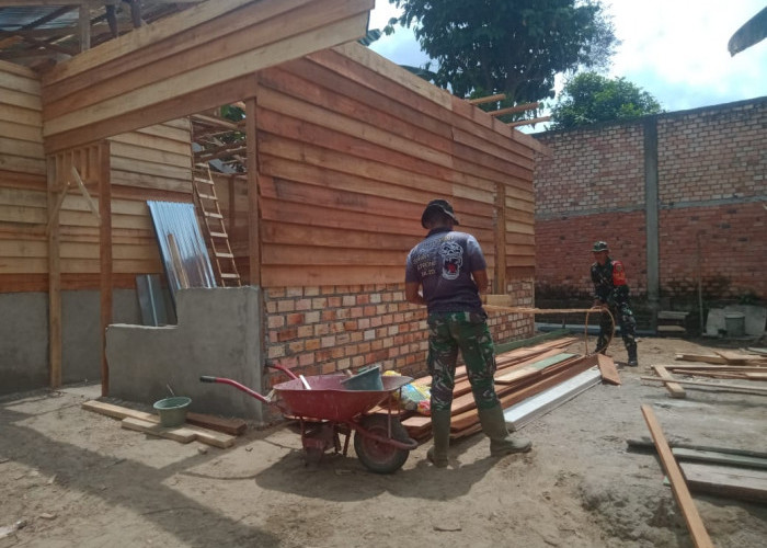 Pembangunan Rumah Milik Nenek Komsiah Masuk Tahap Pemasangan Atap, Ini Kata Pasiter Kodim 0415/Jambi