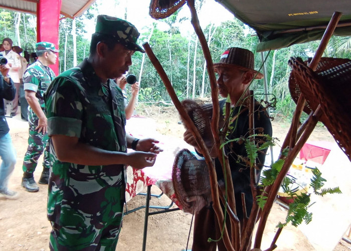 Masyarakat Desa Suka Maju Berikan Cinderamata kepada Ketua Tim Wasev Program TMMD ke-121 Kodim 0415/Jambi