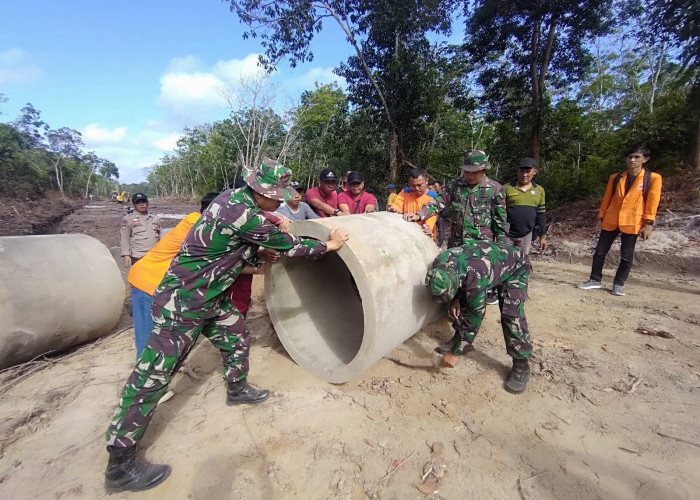 Kekompakan Satgas TMMD ke-121 Kodim 0415/Jambi bersama Warga saat Pindahkan Gorong-gorong