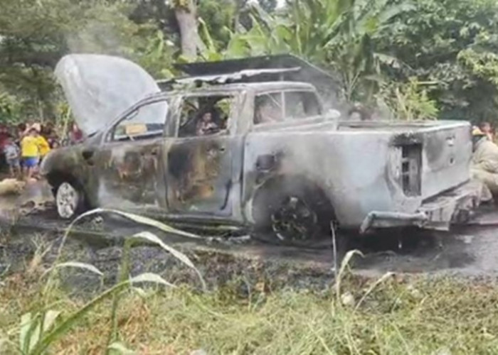 Ford Ranger Mendadak Terbakar di Muaro Jambi, Api Mengamuk hingga 8.000 Liter Air Dikerahkan