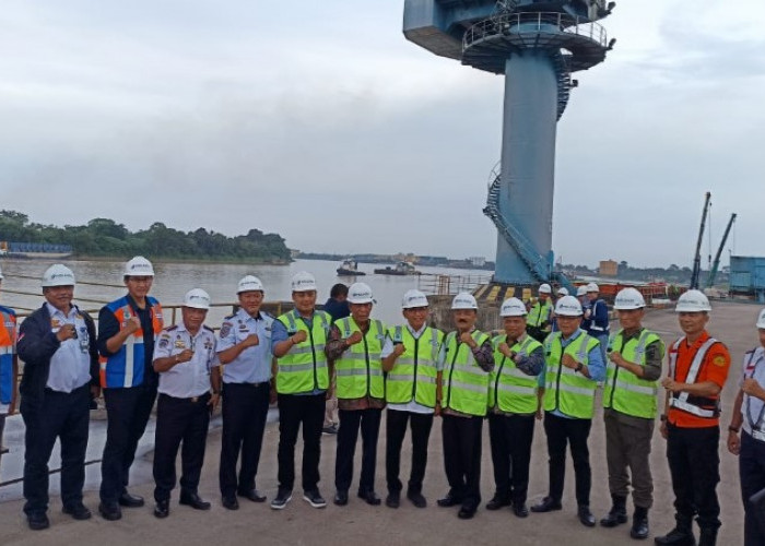 Komisi V DPR RI dan Wakil Gubernur Jambi Kunjungi Pelabuhan Talang Duku 