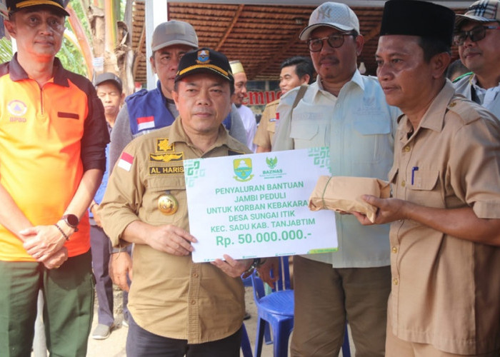 Gubernur Jambi Al Haris Serahkan Bantuan Sosial Korban Kebakaran Rumah di Desa Sungai Itik