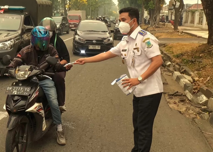 Kabut Asap Karhutla Memburuk, Pemkot Jambi Bagikan Masker Gratis