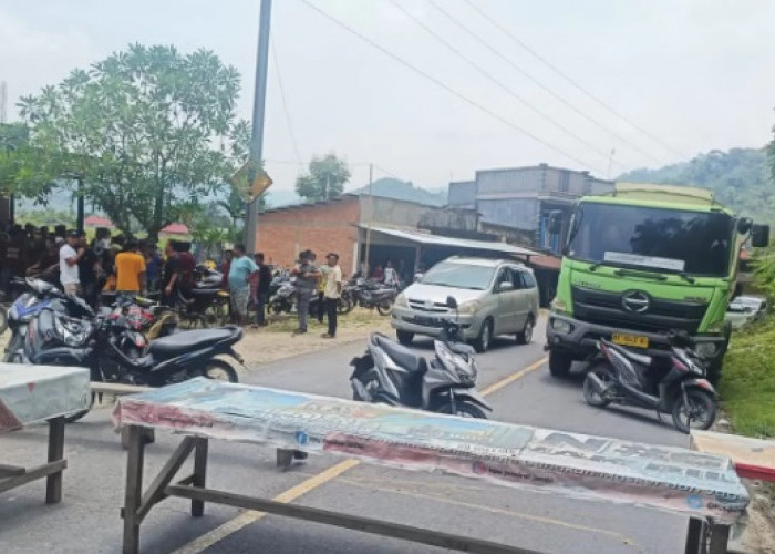 Warga Birun Blokir Jalan Nasional Kerinci-Merangin, Kendaraan Macet Total