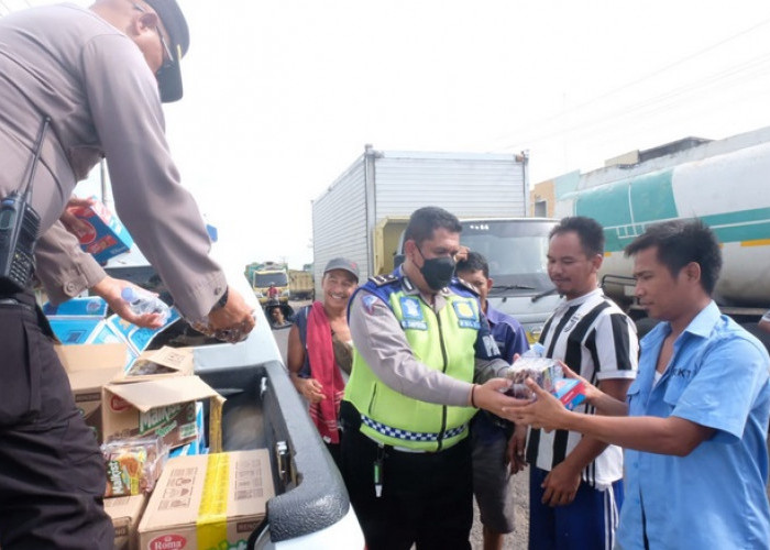 Polda Jambi Bagi-bagikan Makanan dan Minuman ke Warga dan Sopir di Lokasi Demo, Pelabuhan Talang Duku