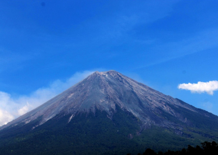 Waspada, Gunung Semeru Erupsi Lontarkan Abu Vulkanik Setinggi 900 Meter