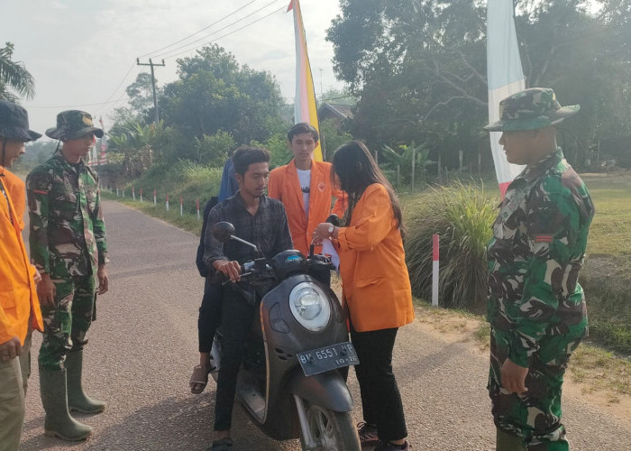 Satgas TMMD ke-121 Kodim 0415/Jambi dan Mahasiswa UNJA Bagikan Bendera Merah Putih kepada Warga