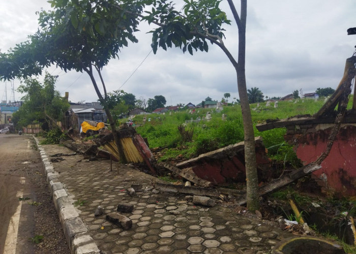 Diguyur Hujan Deras, Tembok Kuburan Cina Roboh, Begini Kondisi Pedagang di Sana