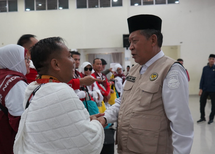 Wagub Sani Doakan Keselamatan dan Keberkahan Bagi Keluarga dan Daerah Saat Pelepasan JCH Kloter BTH 22 