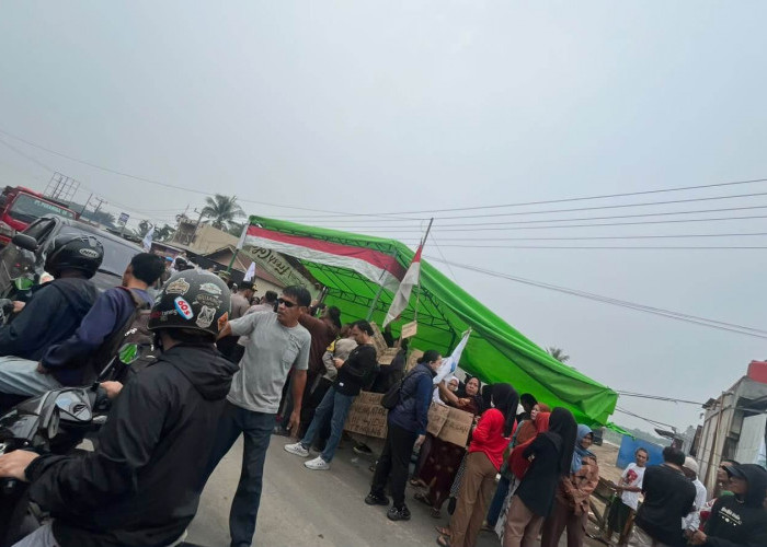 BREAKING NEWS: Warga Tutup Jalan Lintas Timur di Penyengat Olak, Protes Aktivitas Tambang Pasir