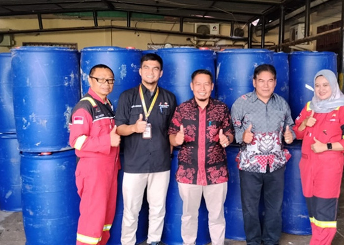 Bantu Kelola Limbah Domestik, SKK Migas PetroChina Serahkan 80 Drum Plastik ke DLH Tanjab Barat