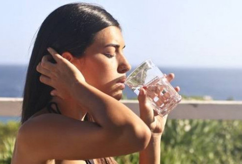 4 Efek Samping Minum Air Putih Sambil Berdiri, Bahaya Bun!