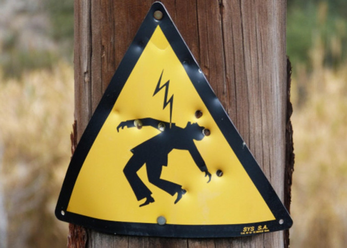 Nekat Curi Kabel Gardu PLN Saat Subuh, Pria di Jambi Tersengat Listrik dan Terpental dari Ketinggian 4 Meter!