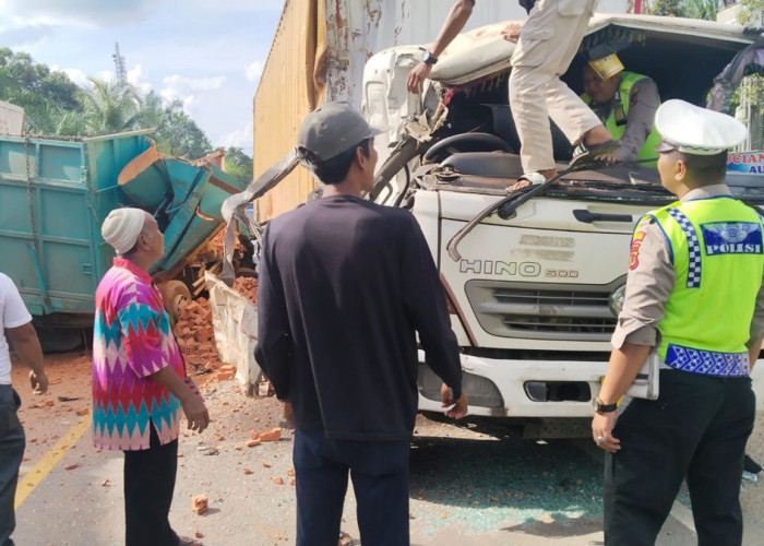 Kecelakaan Gegara Hindari Sepeda Motor, Truk Canter Adu Kambing dengan Fuso di Muaro Jambi 