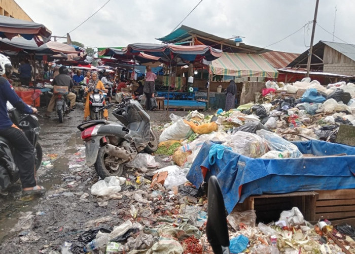 Sudah Sepekan Sampah di Pasar Atas Bungo Menggunung, Banyak Pedagang Pilih Tutup Kios