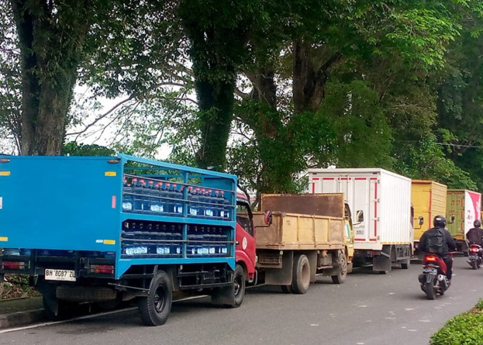 Parah! Antrian Solar Mengular Lagi di Kota Jambi, Kendaraan Sampai Makan Badan Jalan Protokol