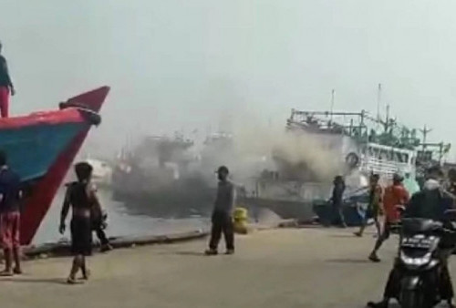 Satu Buah Kapal Terbakar Saat Bongkar Muat Barang di Muara Baru Jakarta Utara