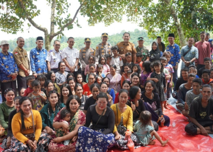 Bupati Merangin Ingin Warga SAD Berkembang, Salurkan Bantuan Keramba dan Jaringan Listrik 