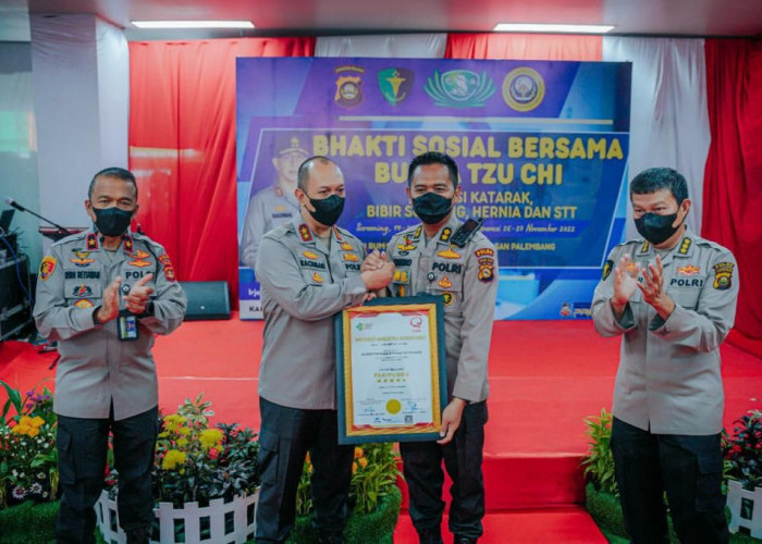 Kapolda Sumsel Serahkan Sertifikat Bintang-5 RS Bhayangkara Palembang