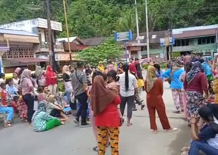 Warga Muara Emat Blokir Jalan Kerinci- Bangko