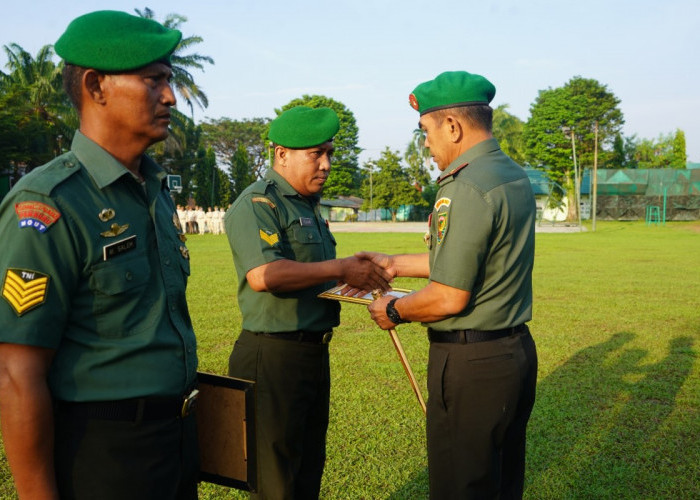 2 Prajurit TNI Terima Penghargaan dari Danrem 042/Gapu Brigjen TNI Rachmad, Ini Kontribusi Mereka