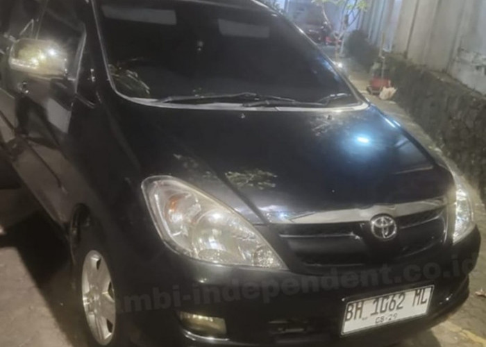 Dua Penumpang Mobil Innova di Parkiran Pusat Perbelanjaan Kawasan Alam Barajo Sudah Tak Benyawa