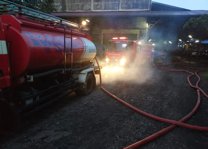 Gudang Alo Pabrik Kelapa Kopra di Kualatungkal Terbakar