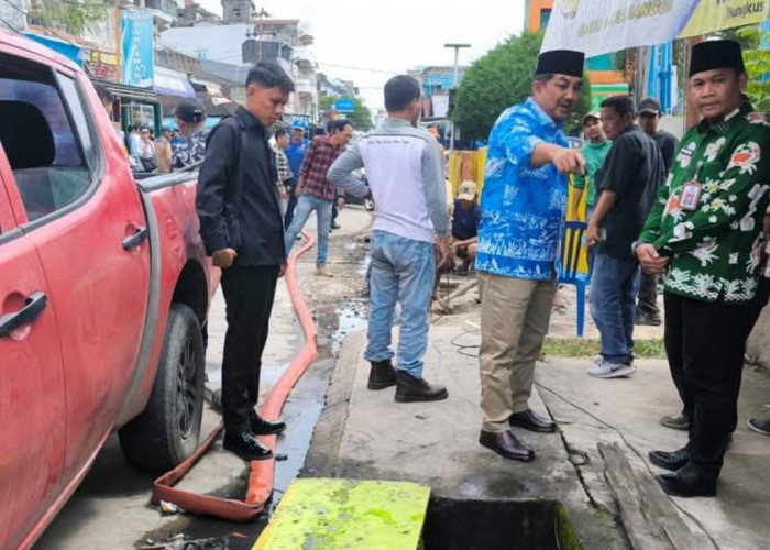 Wujudkan Kota Kuala Tungkal Bebas Genangan, Bupati Anwar Sadat Pantau Pembersihan Drainase