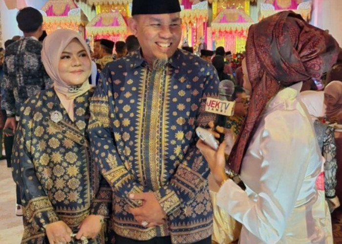Hadiri Resepsi Pernikahan Anak Gubernur Jambi, HAR dan Istri Diserbu Warga untuk Foto Bersama