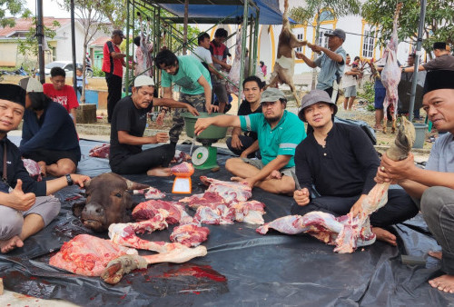 Masjid Asy-Syarif Perumahan Bumi Mayang Kota Jambi Kurban 3 Ekor Sapi dan 10 Kambing