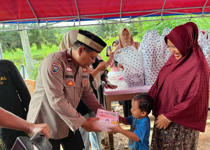 Senyum Merekah dari Bocah Warga Desa Maju Jaya, Saat Menerima Bantuan Korban Banjir dari Polres Muaro Jambi 