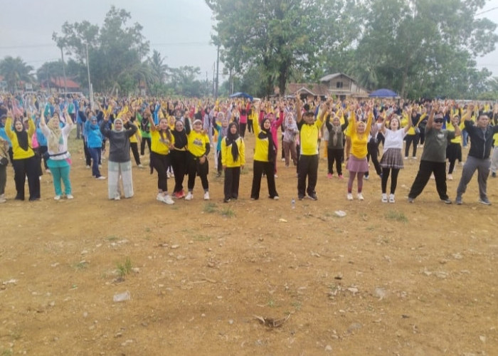 Ribuan Emak Emak Padati Senam Ceria Agus - Nazar Di Lapangan Desa Suka Maju Kecamatan Rimbo Ulu