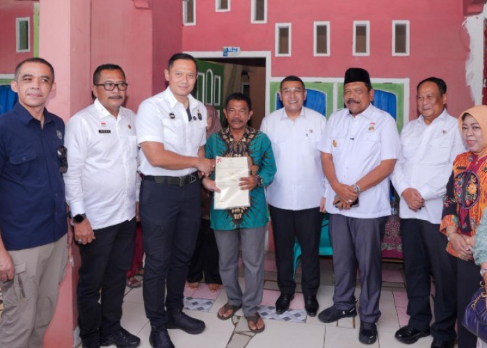 Bersama Menko AHY Serahkan Sertipikat Tanah untuk Rakyat di Bengkulu