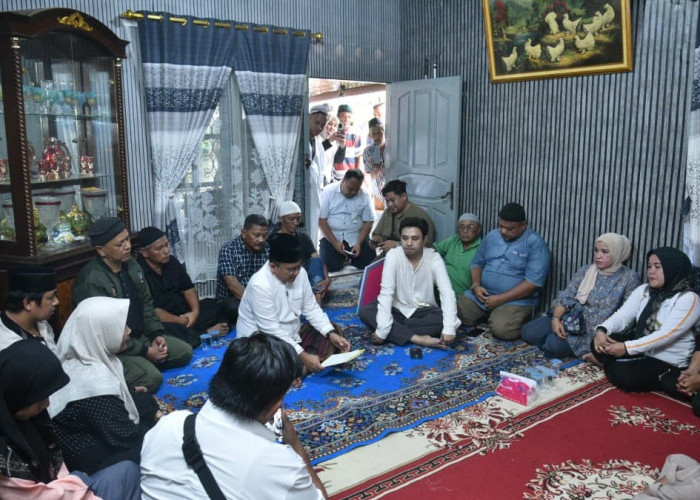 Wali Kota Jambi Maulana Takziah ke Rumah Ketua RT Payo Lebar, Serahkan Santunan BPJS Rp42 Juta