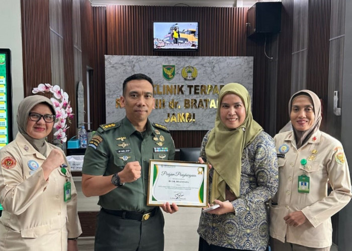 RS TK III dr. Bratanata Jambi Raih Penghargaan FKRTL Terbaik dalam Pemanfaatan Mobile JKN