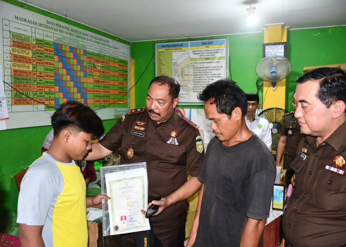 Pastikan Hak Pendidikan Tetap Terpenuhi, Kajati Jambi Lunasi Tunggakan Sekolah Dua Siswa Kurang Mampu