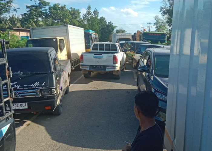 Macet Parah di Jalinsum Jambi! Truk Batu Bara Patah As di Simpang Jelutih, Antrean Kendaraan Mengular hingga 5