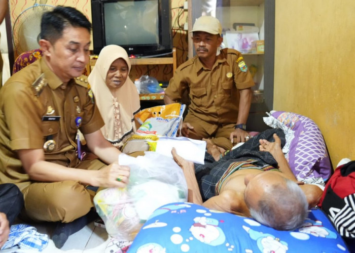 PJ Bupati Bachyuni Berikan Bantuan ke Pemilik Rumah yang Ditimpa Pohon Durian