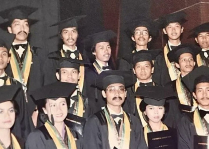 Sindir Penyebar Fitnah Ijazah Palsu, Jokowi Pamer Foto Wisuda Bersama Teman Kuliahnya
