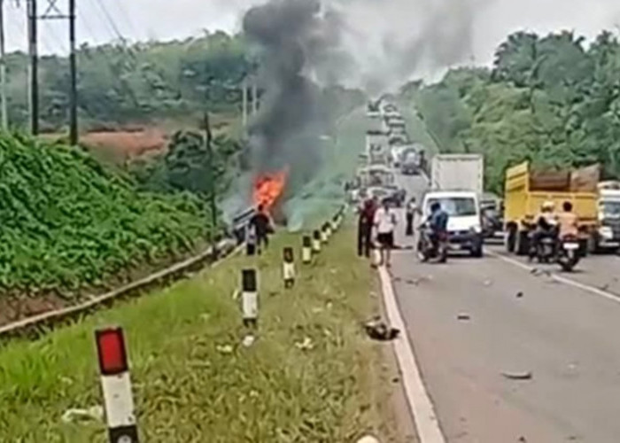 Tabrakan Maut di Jalinsum Bungo, Dua Pengendara Motor Tewas dan Innova Zenix Terbakar
