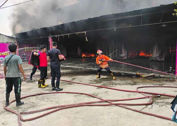 Api Membumbung Tinggi dan Menghitam,  Toko Baju Raja Murah Sengeti Hangus Terbakar