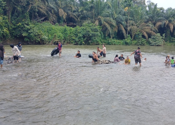 Viral Libur Lebaran! Pemandian Batang Asam Diserbu Wisatawan, Airnya Jernih Banget Bikin Betah Seharian