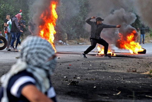 Zionis Serang Kawasan Masjid Al-Aqsa, 200 Warga Palestina Terluka