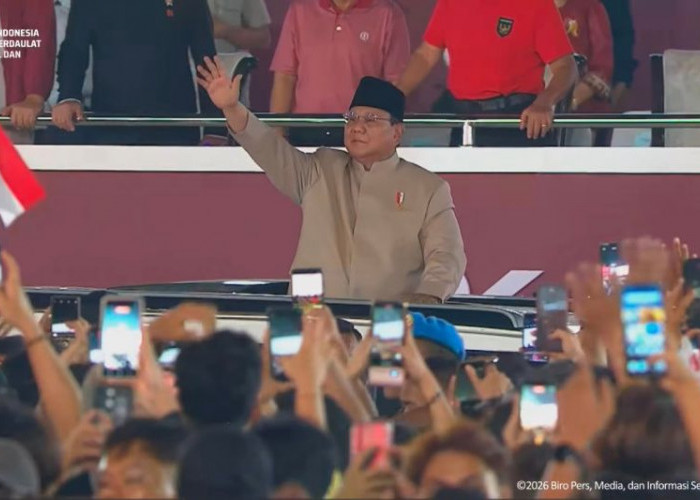Prabowo Sapa Warga Usai Saksikan Karnaval Kemerdekaan di Monas