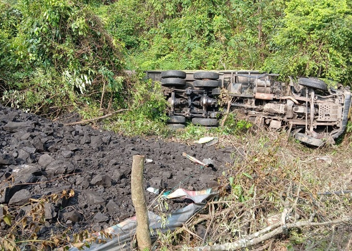 Truk Muatan Batu Bara di Bungo Terjun ke Jurang Sedalam 30 Meter