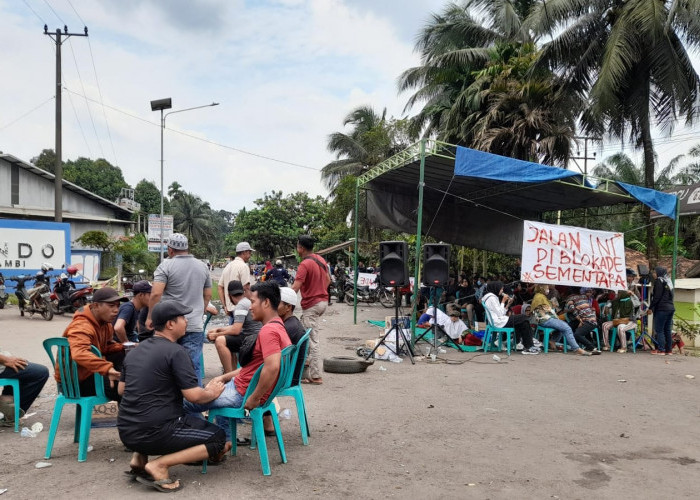 Oknum Polisi Ini Coba Bongkar Paksa Tenda Warga di Jalan Pelabuhan Talang Duku, Ujungnya Jadi Begini...