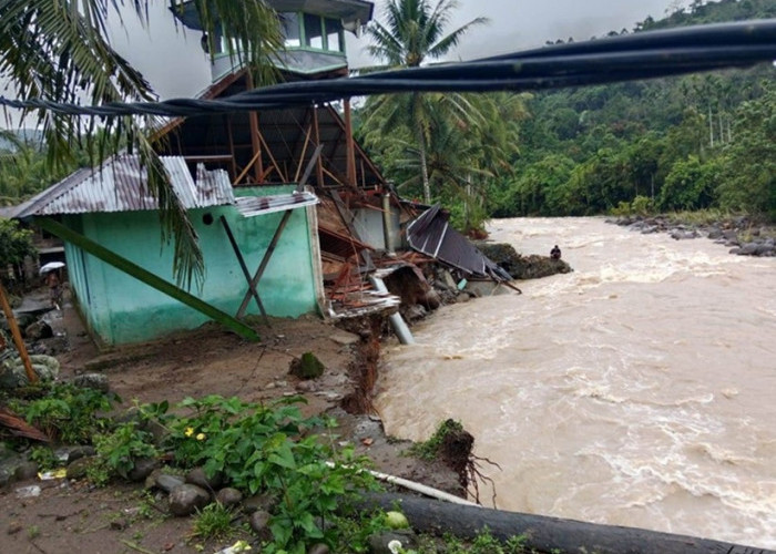 Astaghfirullah!! Separuh Masjid Hanyut Akibat Banjir Bandang di Desa Bukit Berantai Sarolangun