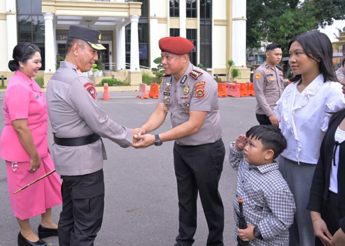 Bocah Ini Beri Hormat pada Kapolda Jambi, Saat Upacara Kenaikan Pangkat